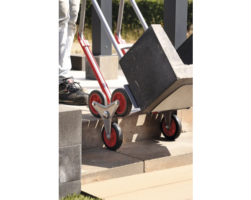 Schodišťový vozík s kamennými bloky na schodišti