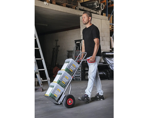 Muž přepravuje kbelíky s barvou rudlem