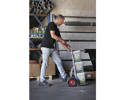 Muž přepravuje maltu na spáry dlažby Aqua Easy na rudlu