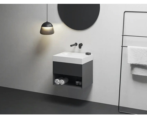 Koupelna s umyvadlem, zrcadlem, lampou a držákem na ručníky