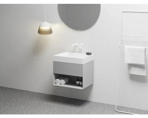 Moderní koupelna s umyvadlem, zrcadlem, držákem na ručníky a osvětlením