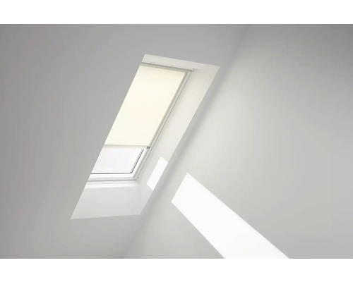 Střešní okno se žaluzií ve světlé místnosti