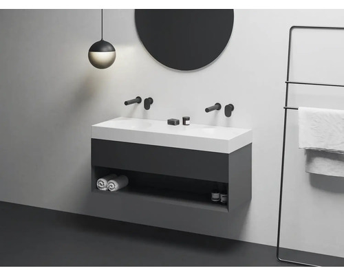 Moderní koupelna s dvojitým umyvadlem, kulatým zrcadlem a držákem na ručníky