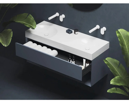 Moderní koupelna s dvojitým umyvadlem a skříňkou se zásuvkou