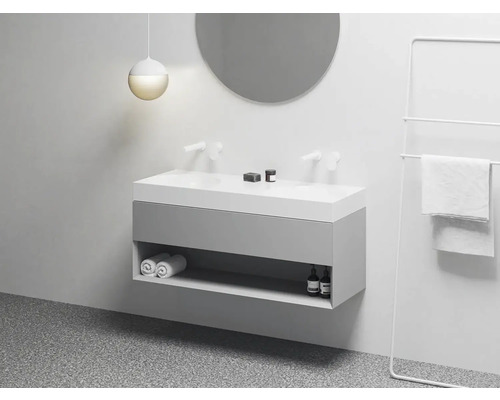 Moderní koupelna s umyvadlovou skříňkou pro dvě umyvadla, kulatým zrcadlem a držákem na ručníky