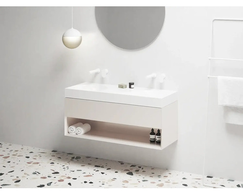 Moderní koupelna s dvojitým umyvadlem, zrcadlem a držákem na ručníky