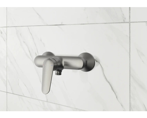 Jednopáková sprchová baterie nainstalovaná na obkládané stěně