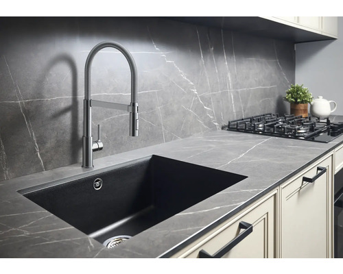 Kuchyňský dřez s flexibilní baterií před pracovní deskou