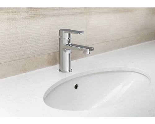 Umyvadlová baterie na bílém umyvadle