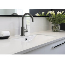 Umyvadlo s baterií a umyvadlovou mísou v koupelně.