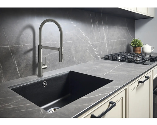 Kuchyňský dřez s baterií a pracovní deskou