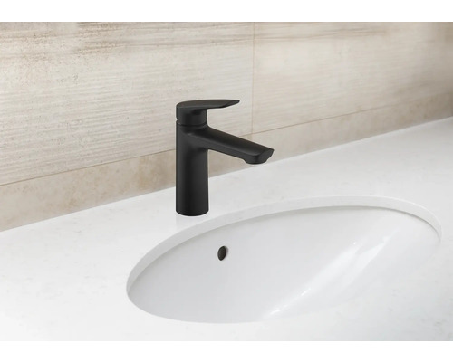 Černá umyvadlová baterie na bílém umyvadle