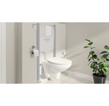 Moderní koupelna se závěsným WC, splachovací nádrží a logem Grohe.