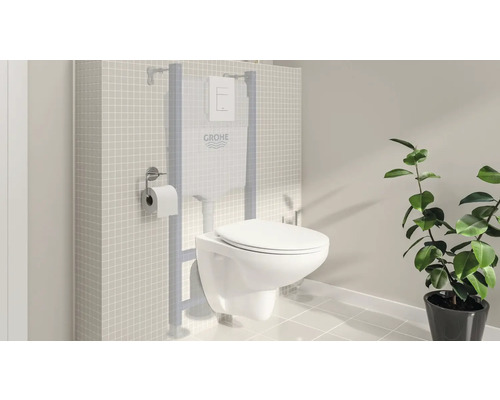 Moderní koupelna se závěsným WC, splachovací nádrží a logem Grohe.