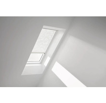 Střešní okno s instalovanou sluneční roletou ve světlé místnosti.