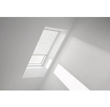 Střešní okno se zavřenou plisovanou žaluzií v jasné místnosti.