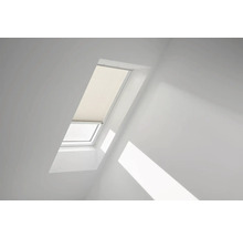 Střešní okno s plisé v bílém pokoji