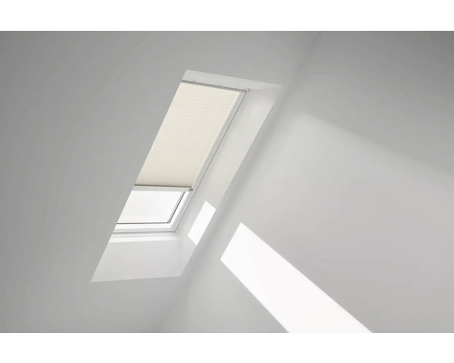 Střešní okno s plisé v bílém pokoji