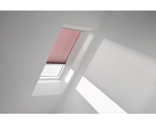 Střešní okno se zavřenou plisovanou žaluzií