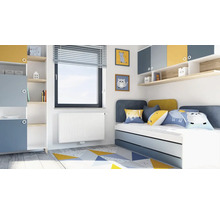 Světly dětský pokoj s postelí, skříněmi, policemi a ozdobnými polštáři