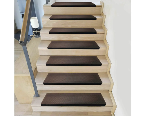 Schodiště s nášlapnými rohožemi pro větší oporu a pohodlí.