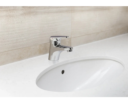 Na umyvadle je umístěna kovová jednopáková baterie.