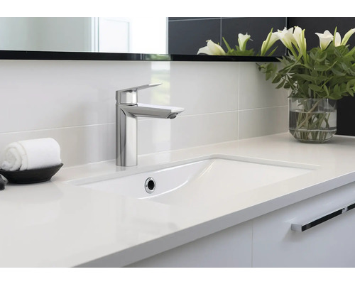 Moderní koupelna s umyvadlem, baterií a ručníkem