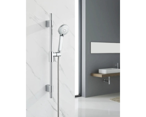 Ruční sprcha s tyčí ve sprše