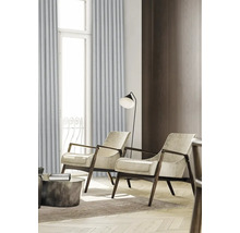 Obývací pokoj se dvěma křesly, stojací lampou a závěsy před oknem