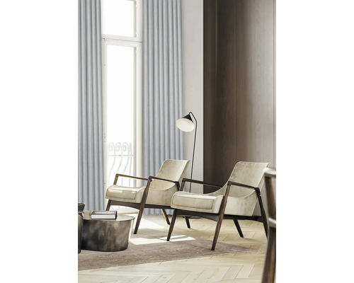 Obývací pokoj se dvěma křesly, stojací lampou a závěsy před oknem