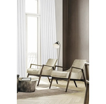 Dvě látková a dřevěná křesla v jasném obývacím pokoji