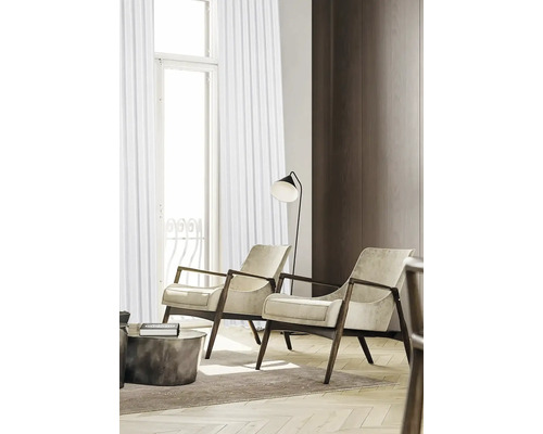 Dvě látková a dřevěná křesla v jasném obývacím pokoji