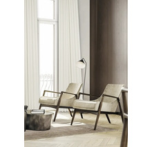 Obývací pokoj se dvěma křesly, stojací lampou a závěsy v okně.