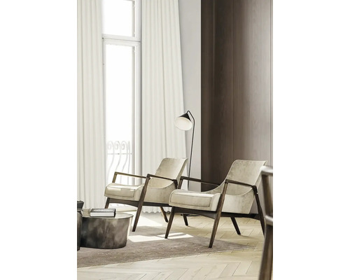 Obývací pokoj se dvěma křesly, stojací lampou a závěsy v okně.