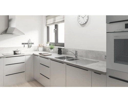 Světlá kuchyně s umyvadlem, sporákem, digestoří a kuchyňským náčiním.