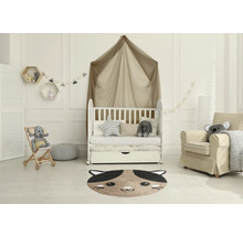 Dětský pokoj s dětskou postýlkou, křeslem a kobercem ve tvaru kočky