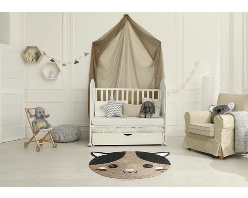 Dětský pokoj s dětskou postýlkou, křeslem a kobercem ve tvaru kočky