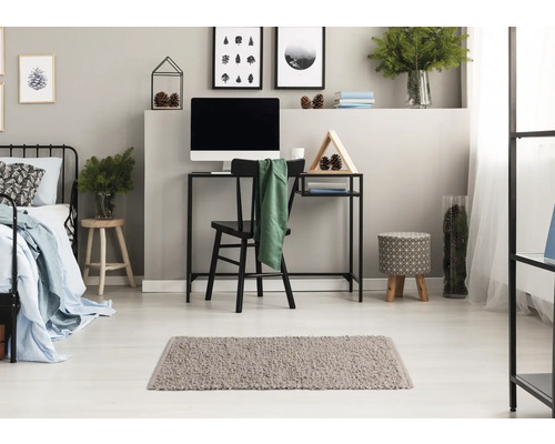 Ložnice s postelí, stolem, židlí a kobercem