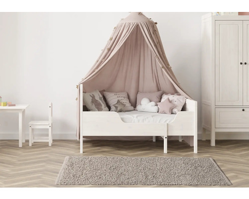 Dětský pokoj s postelí s nebesy, kobercem a šatní skříní