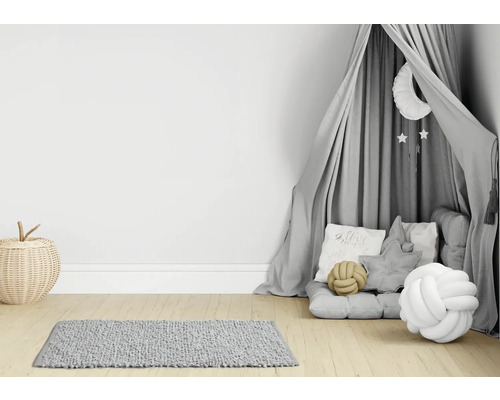 Dětský pokoj s hracím stanem, polštáři, kobercem a košíkem