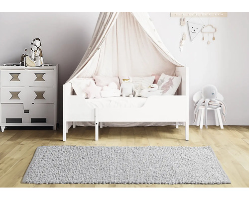 Dětský pokoj s postelí, komodou a kobercem