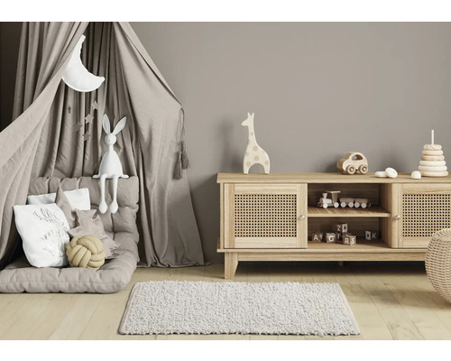 Dětský pokoj s hracím stanem, dřevěnou komodou a dekorativními hračkami