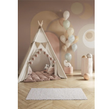 Pokojová scéna s teepee stanem, polštáři, kobercem a balónky pro děti