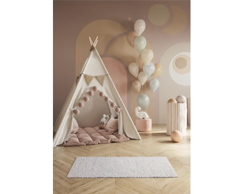 Pokojová scéna s teepee stanem, polštáři, kobercem a balónky pro děti