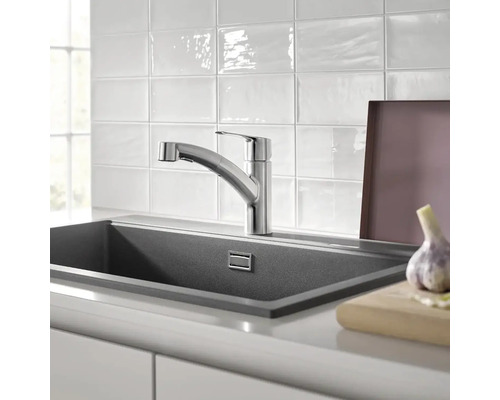 Kuchyňský dřez s baterií a krájecí deskou