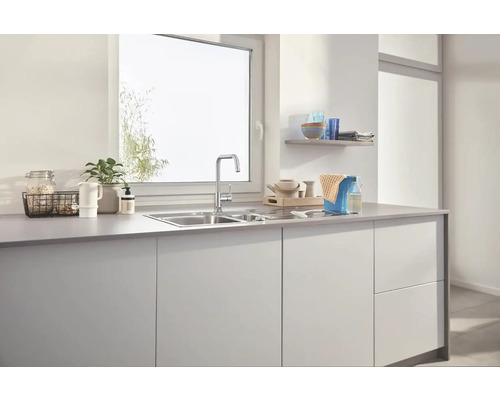 Kuchyňský dřez s baterií na kuchyňské lince