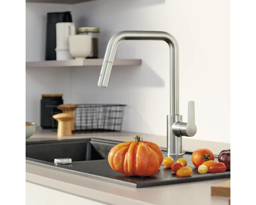 Kuchyňská scéna s dřezem, vodovodní baterií a zeleninou