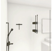 Sprchová armatura, stěrka na sprchy a sprchová police na bílé zdi