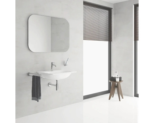 Moderní koupelna s umyvadlem, zrcadlem a dřevěnou stoličkou