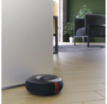 Tmavě šedý bezdrátový robotický vysavač na dřevěné podlaze